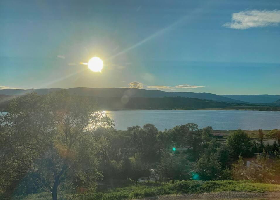 Lakeviews, big yard/deck, minutes to Silver Star/Golf/Wineries.