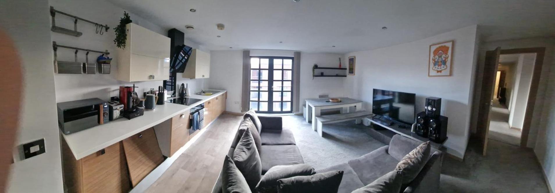 Spacious Top Floor 2 Bedroom Apartment in St Pauls Square view 2