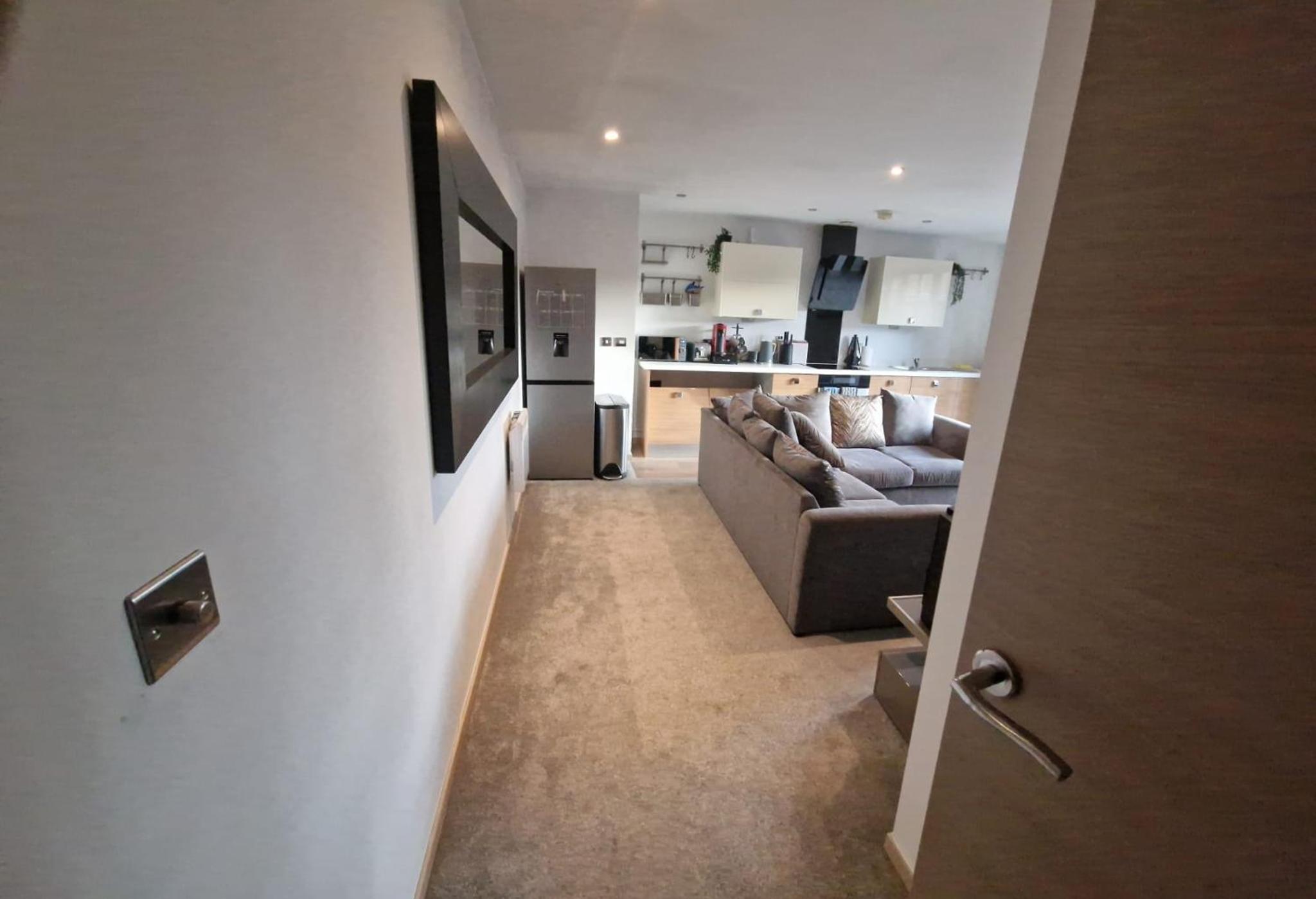 Spacious Top Floor 2 Bedroom Apartment in St Pauls Square view 4