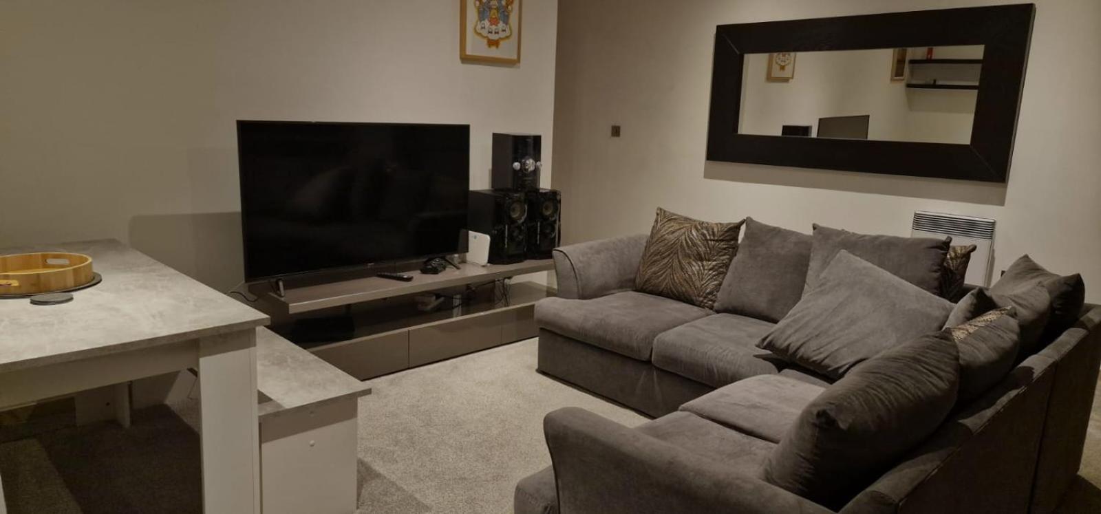 Spacious Top Floor 2 Bedroom Apartment in St Pauls Square view 5