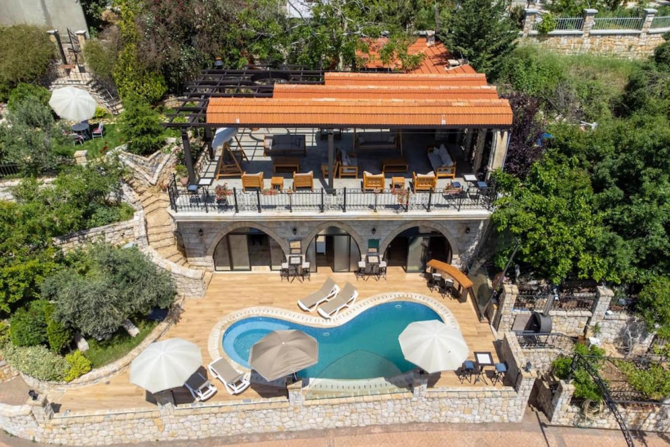 Authentic Villa with Pool and Garden in Beit Chabeb