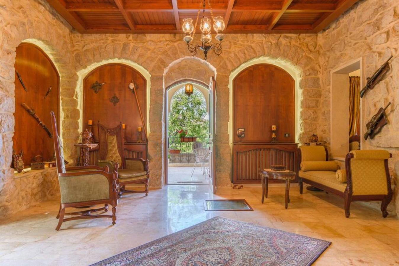 Authentic Villa with Pool and Garden in Beit Chabeb