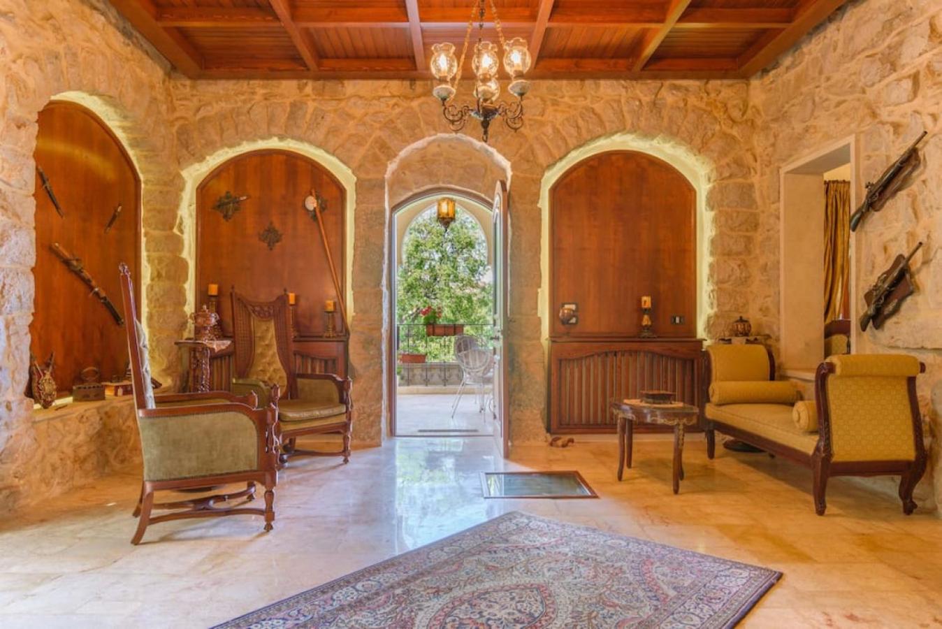 Authentic Villa with Pool and Garden in Beit Chabeb