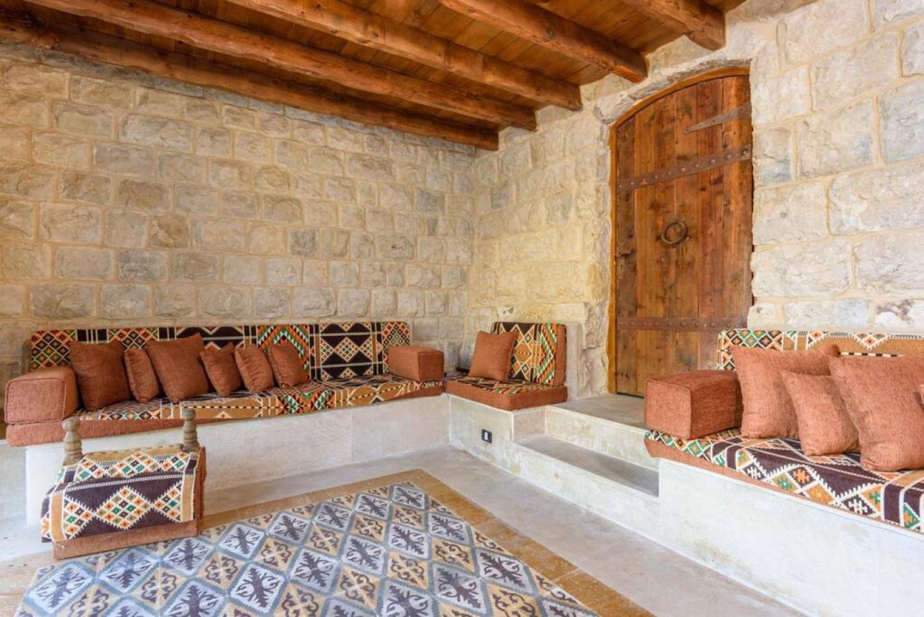 Authentic Villa with Pool and Garden in Beit Chabeb