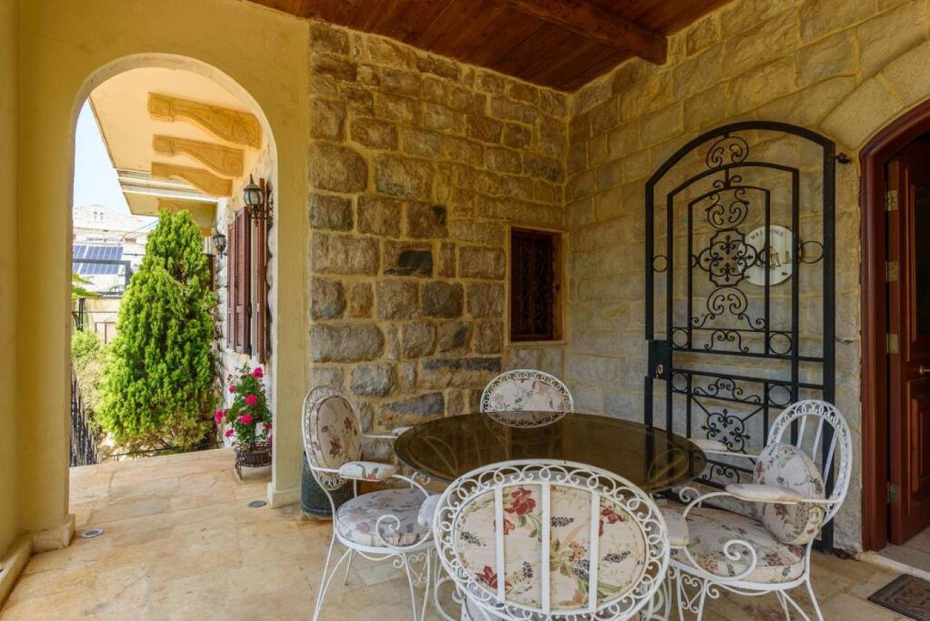 Authentic Villa with Pool and Garden in Beit Chabeb