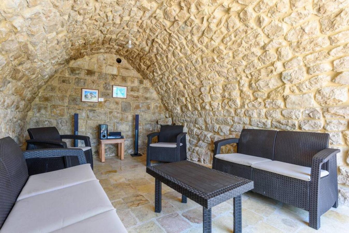 Authentic Villa with Pool and Garden in Beit Chabeb