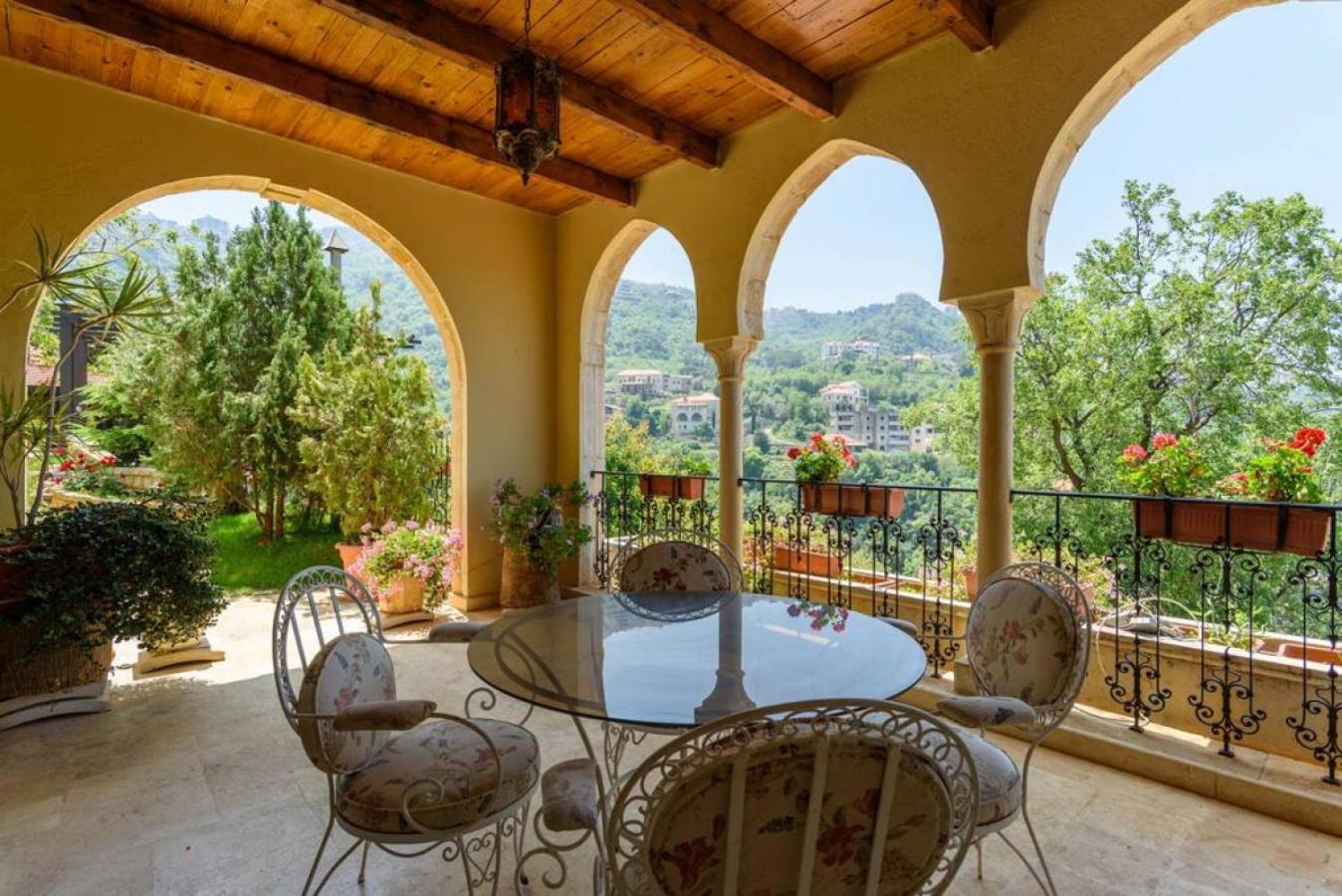 Authentic Villa with Pool and Garden in Beit Chabeb