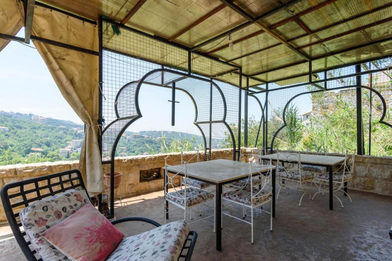 Authentic Villa with Pool and Garden in Beit Chabeb