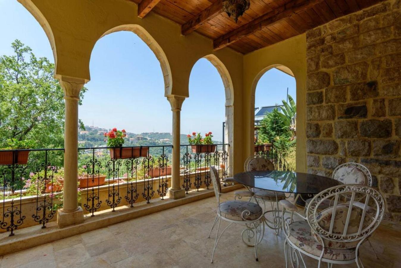 Authentic Villa with Pool and Garden in Beit Chabeb