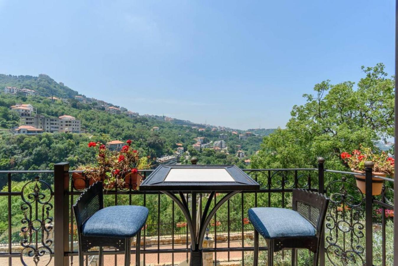 Authentic Villa with Pool and Garden in Beit Chabeb