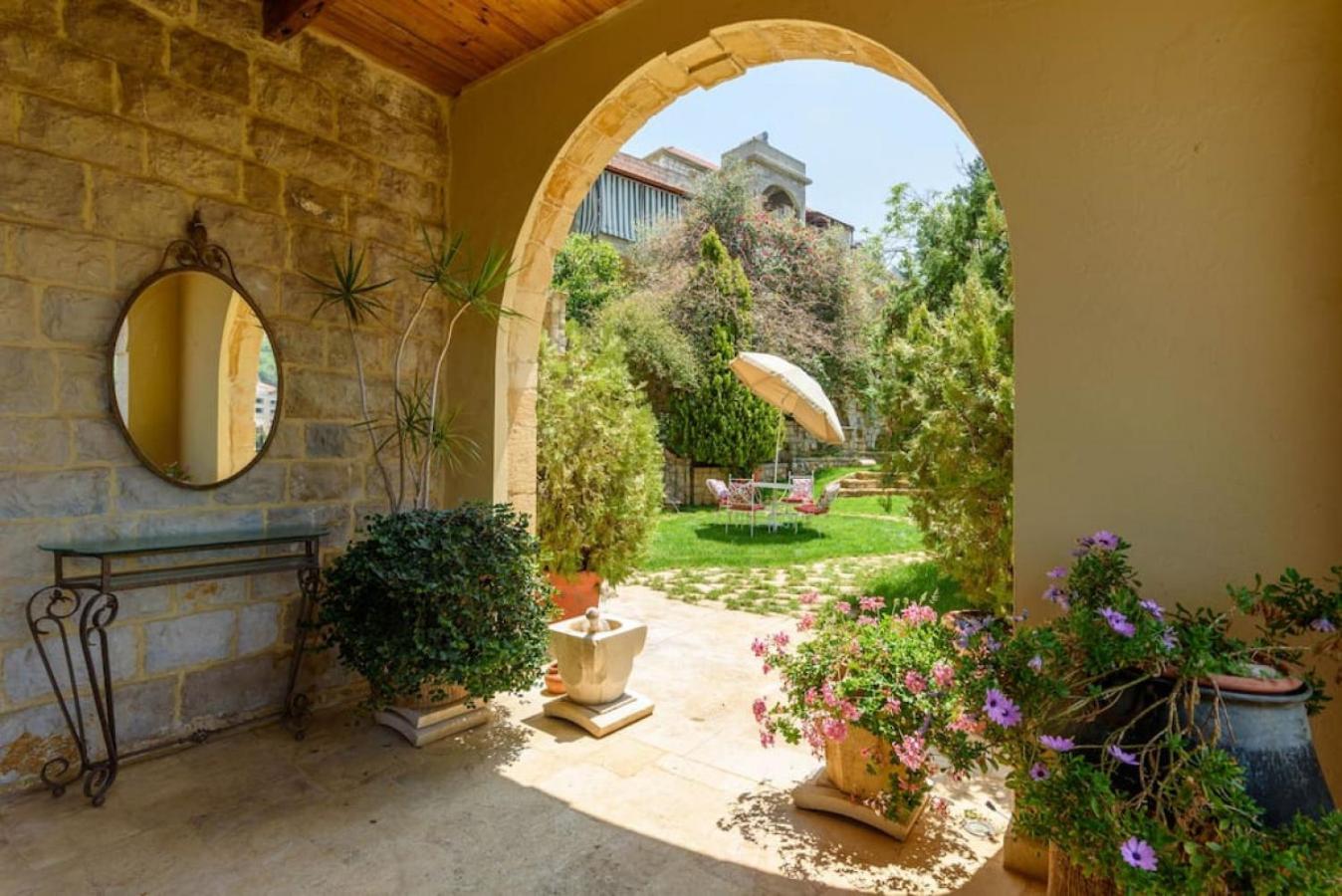 Authentic Villa with Pool and Garden in Beit Chabeb