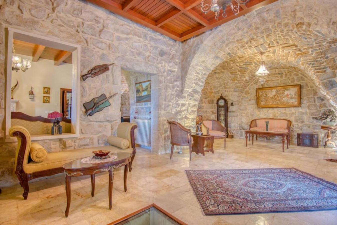 Authentic Villa with Pool and Garden in Beit Chabeb