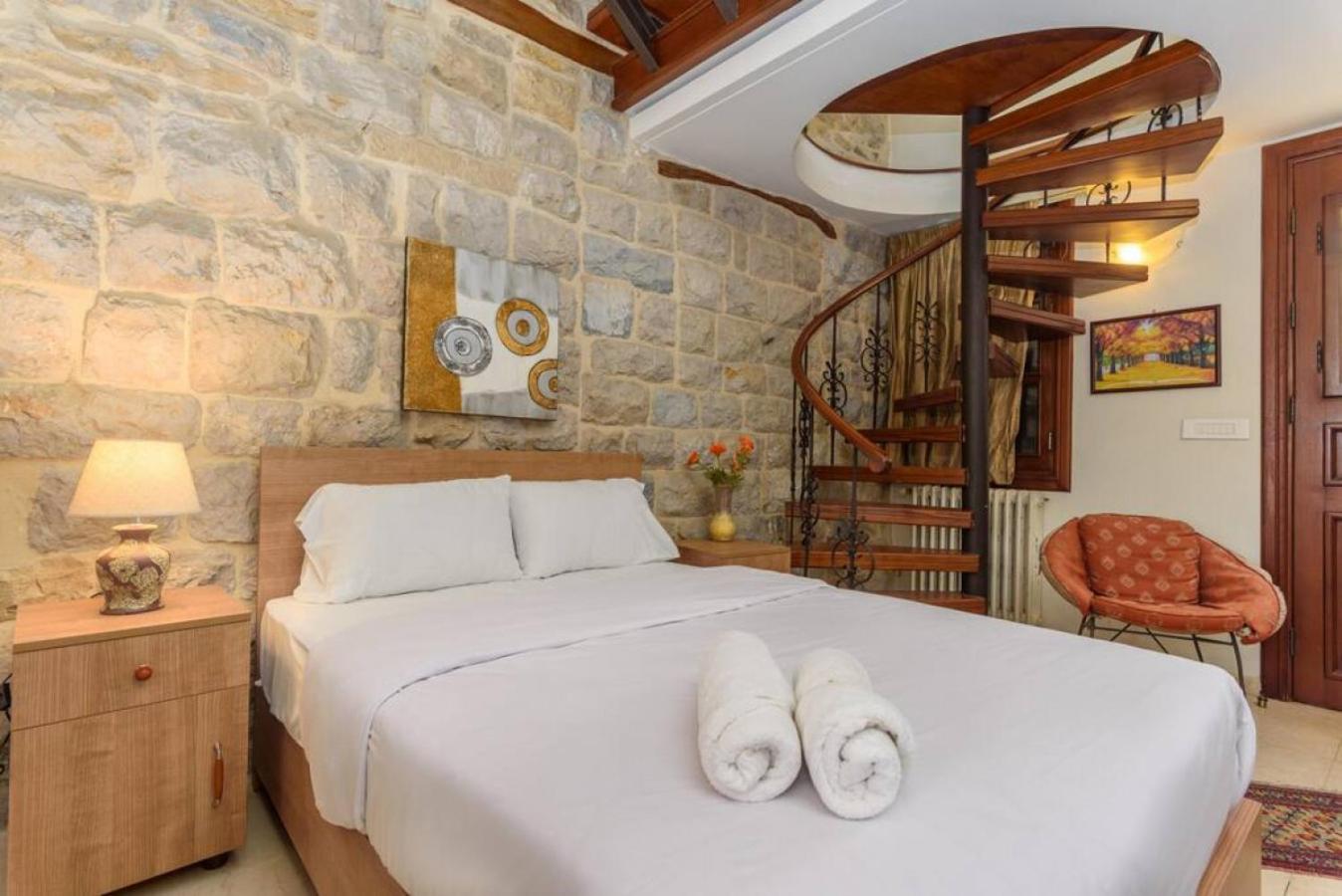 Authentic Villa with Pool and Garden in Beit Chabeb