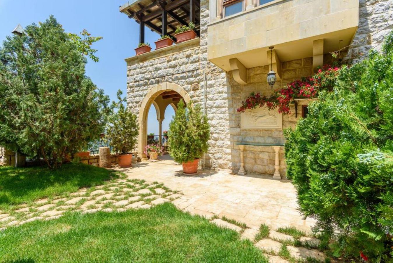 Authentic Villa with Pool and Garden in Beit Chabeb
