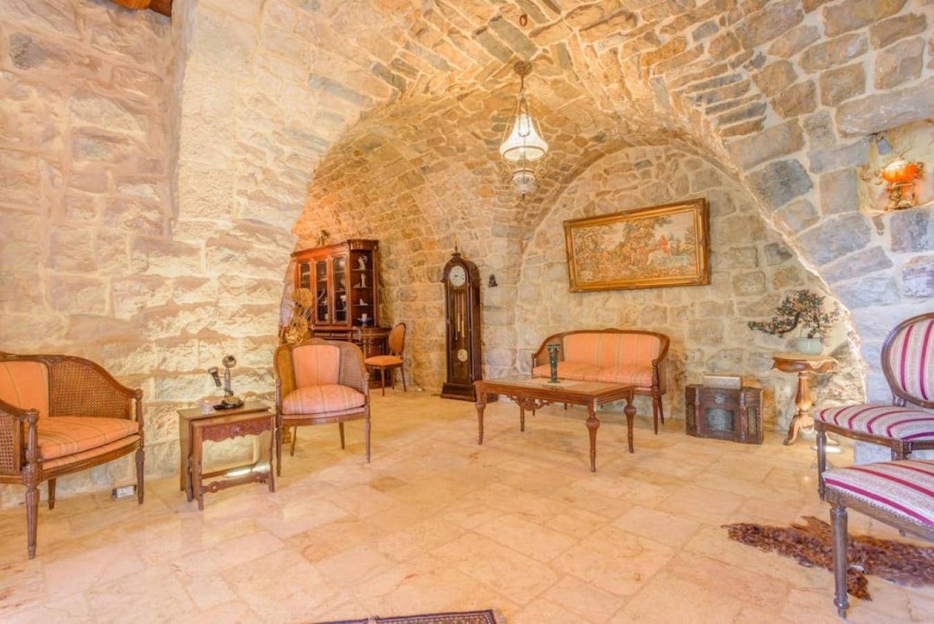 Authentic Villa with Pool and Garden in Beit Chabeb