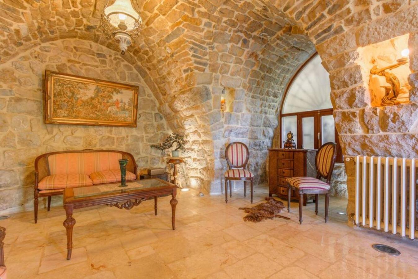 Authentic Villa with Pool and Garden in Beit Chabeb