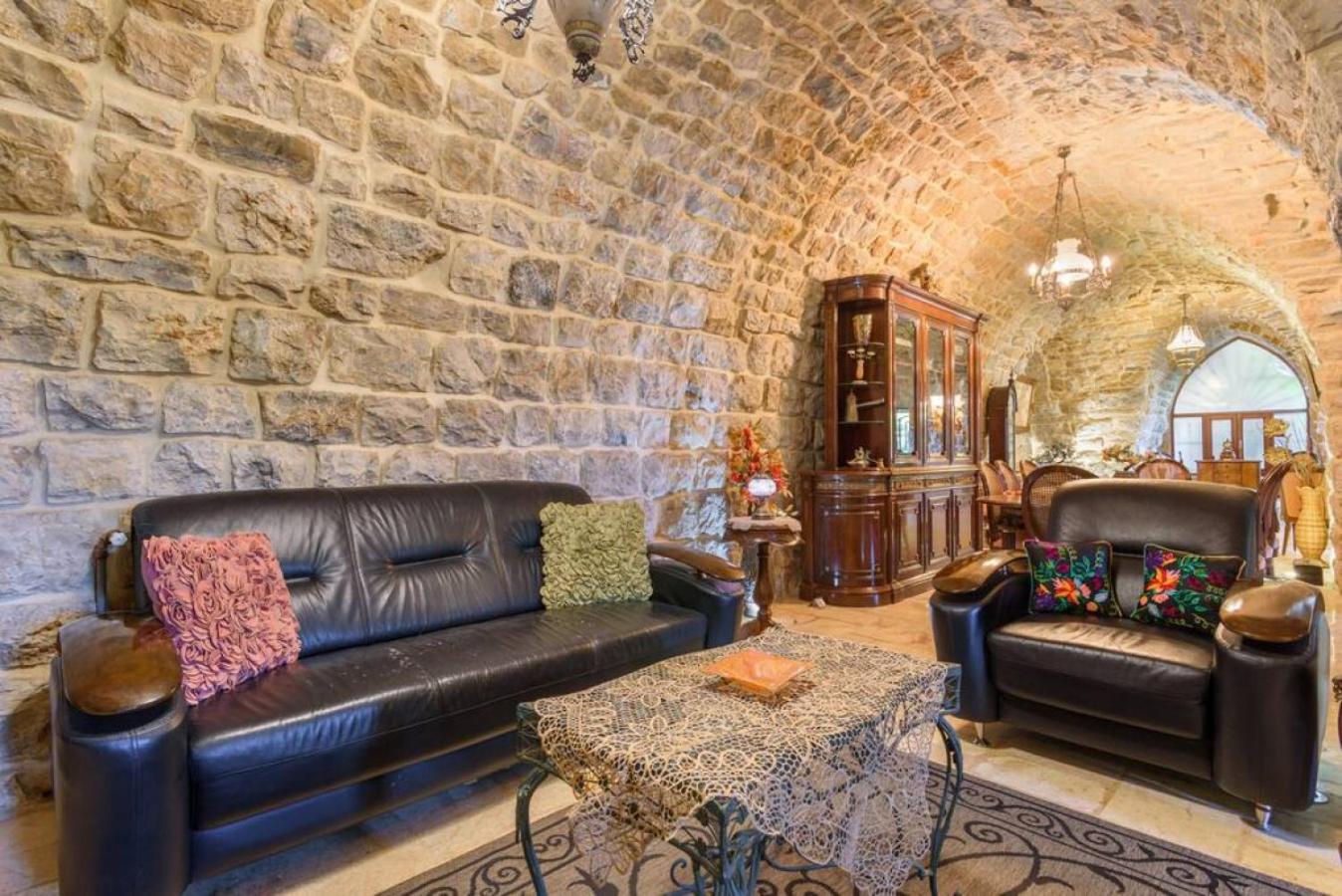 Authentic Villa with Pool and Garden in Beit Chabeb