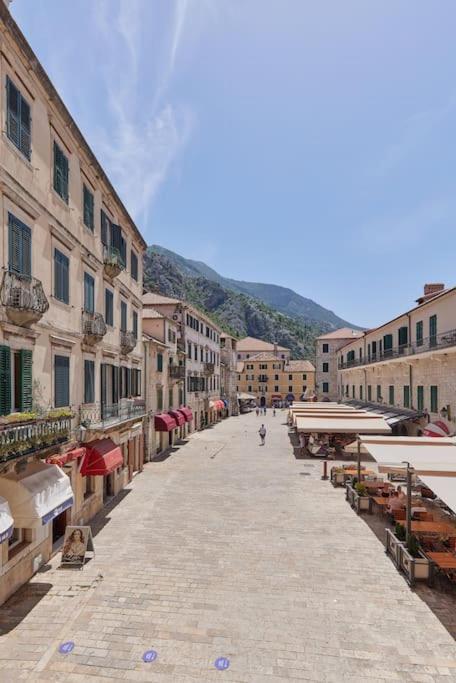 Spacious 1Bedroom on the Main Square of Kotor view 3