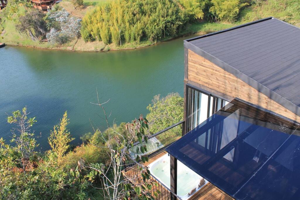 Cabaña con jacuzzi y acceso al embalse - Portum II
