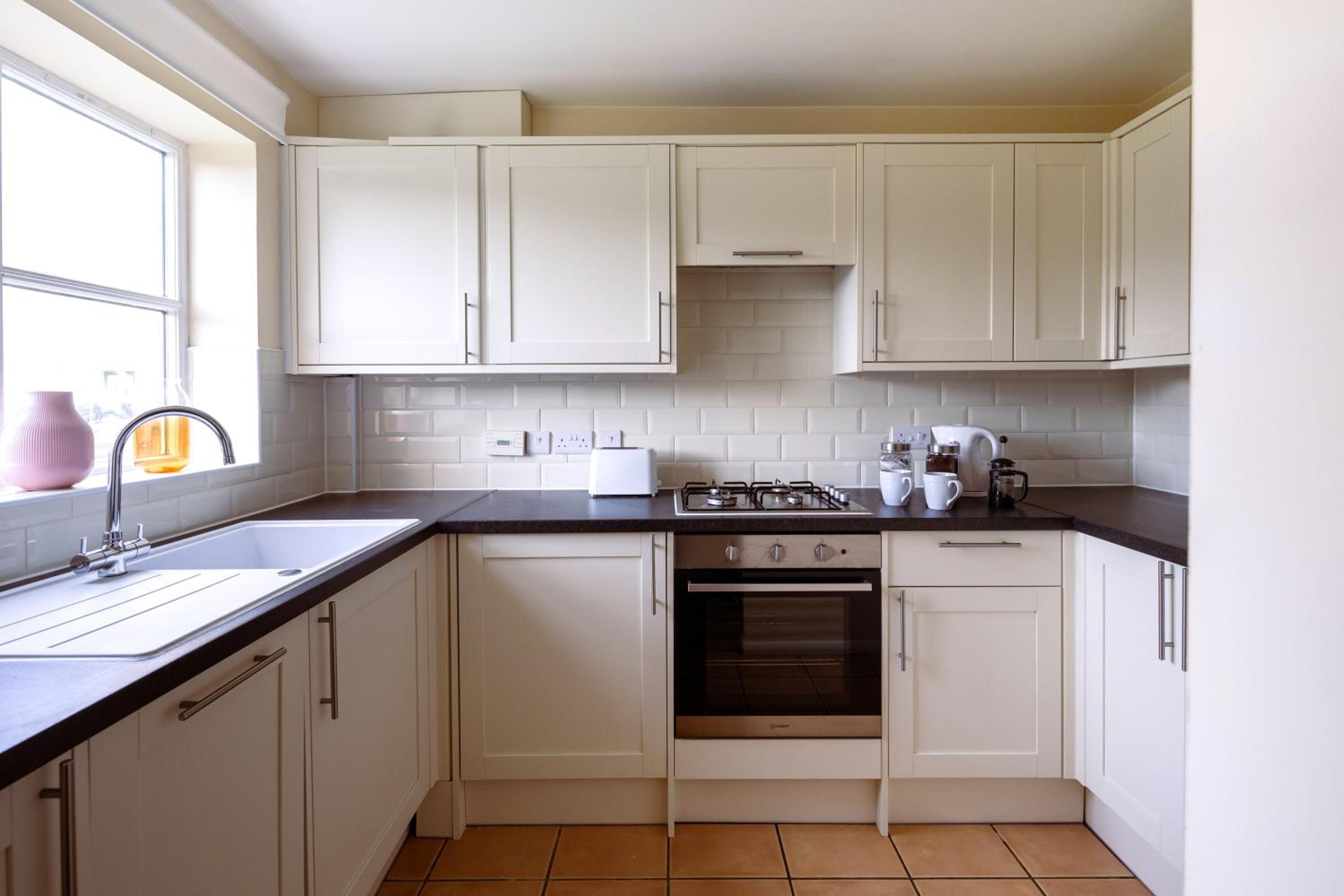 Guildford Vacations - Guildford Townhouse with Parking - Property Image 20