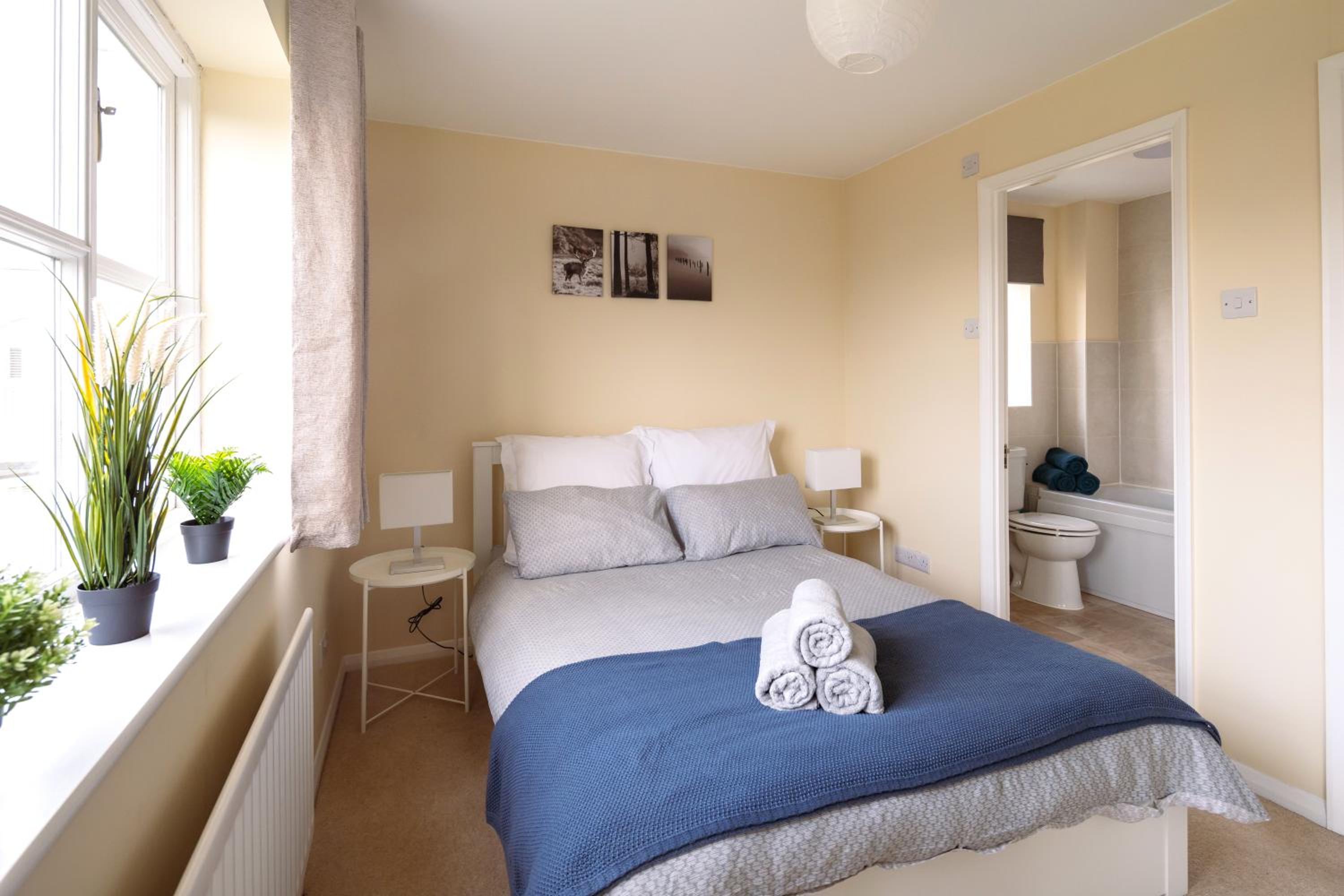 Guildford Vacations - Guildford Townhouse with Parking - Property Image 18