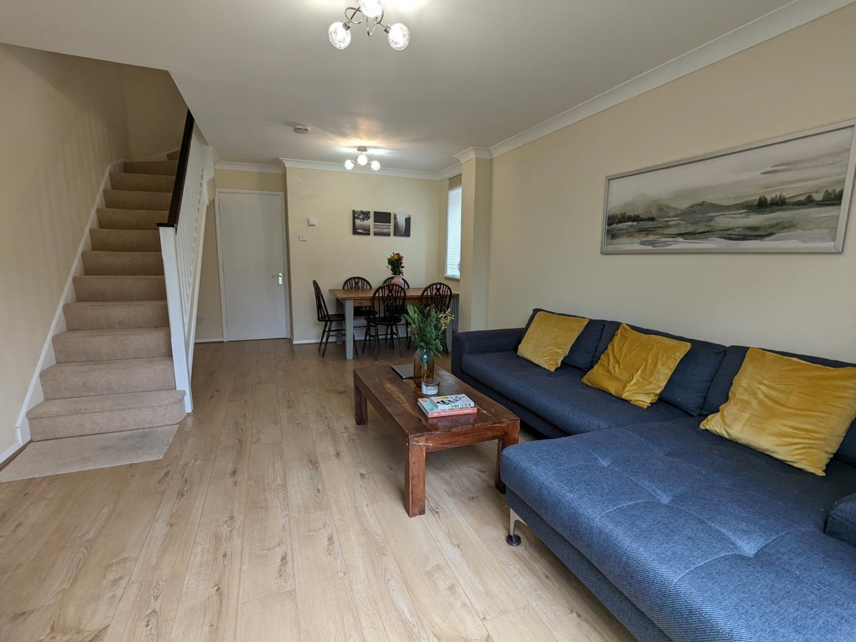 Guildford Vacations - Guildford Townhouse with Parking - Property Image 2