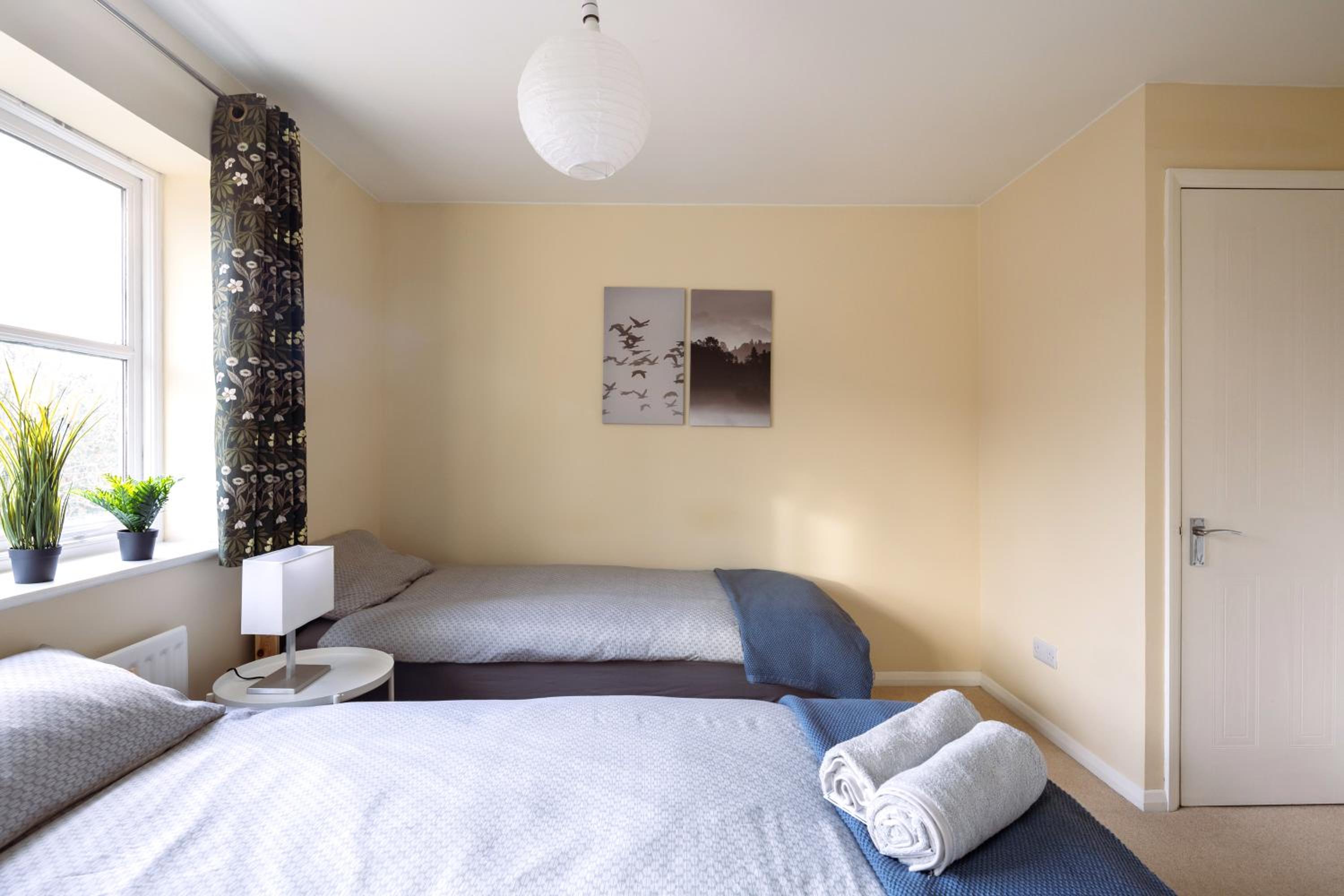 Guildford Vacations - Guildford Townhouse with Parking - Property Image 2