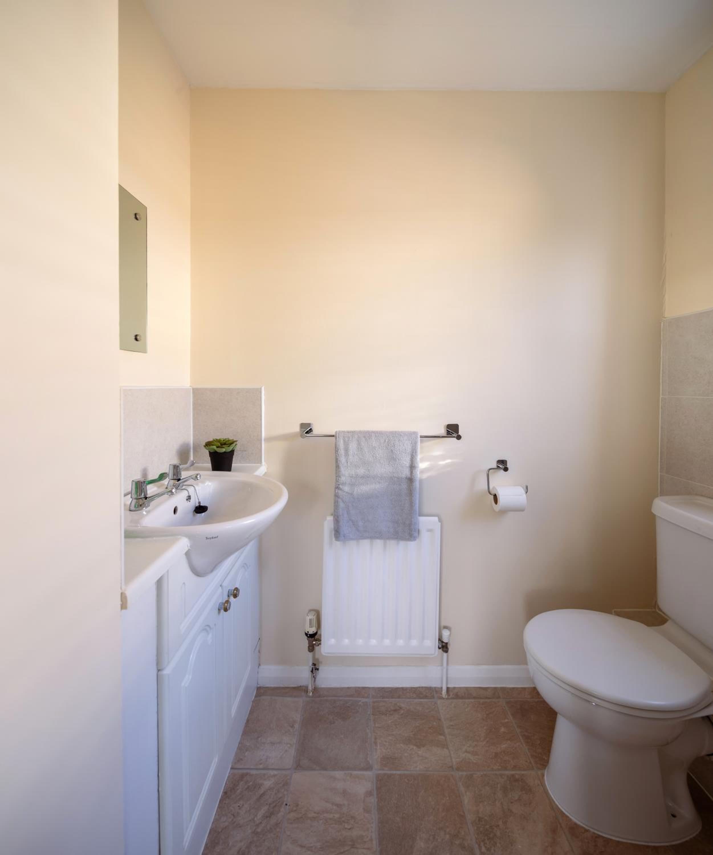 Guildford Vacations - Guildford Townhouse with Parking - Property Image 12