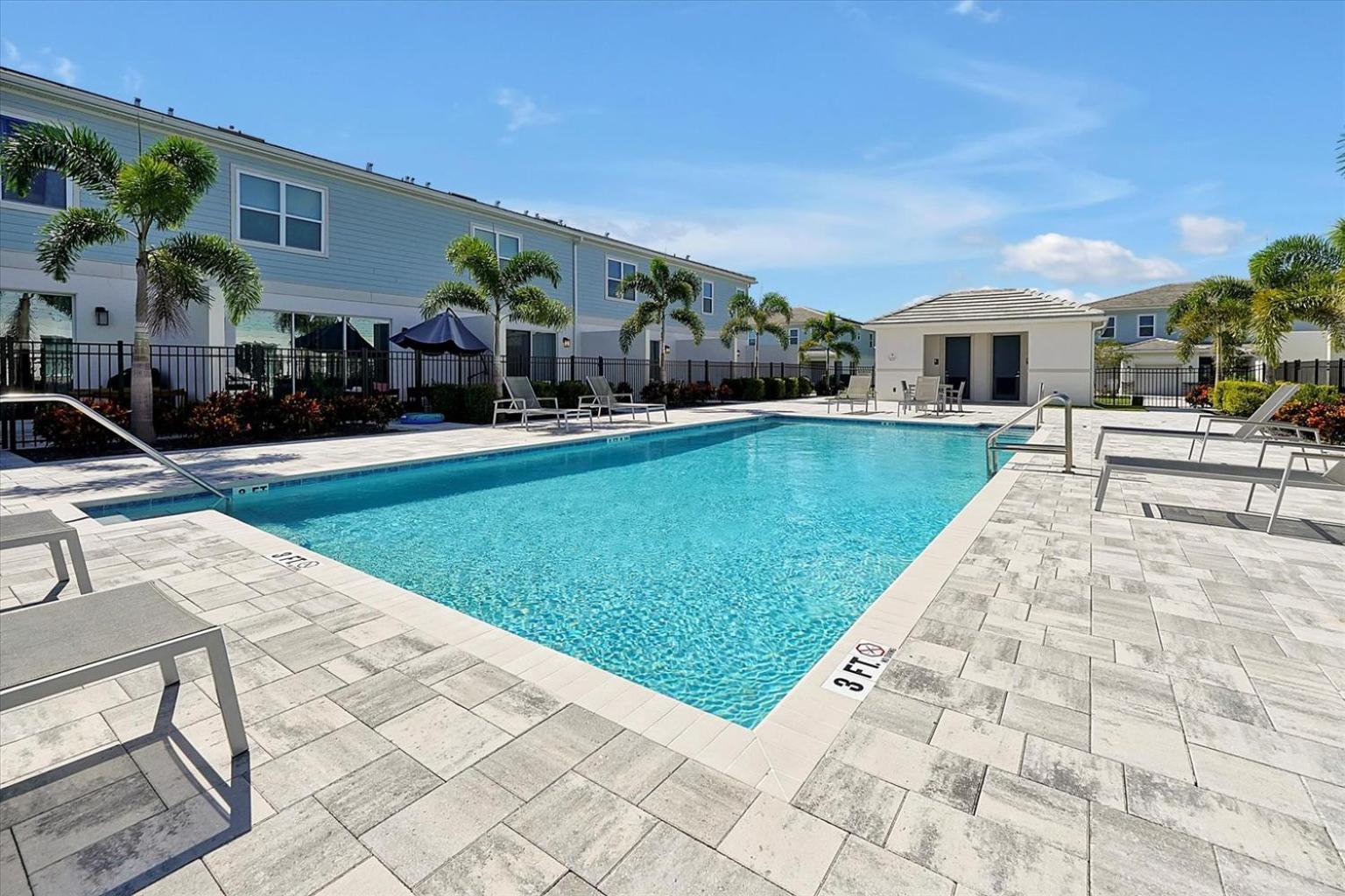 Cozy 3 Bedroom Townhouse Near Disney w/ Patio