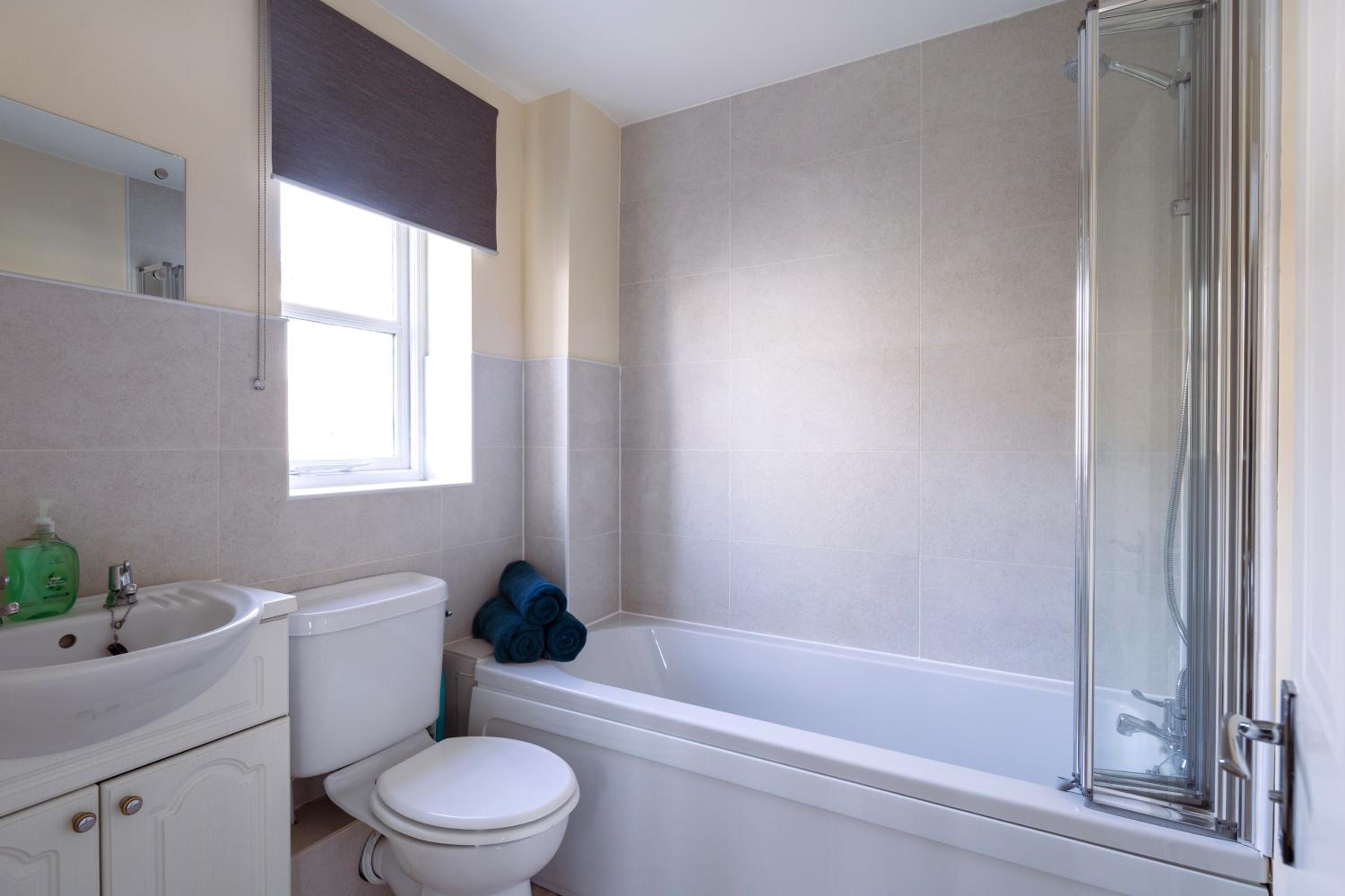 Guildford Vacations - Guildford Townhouse with Parking - Property Image 9