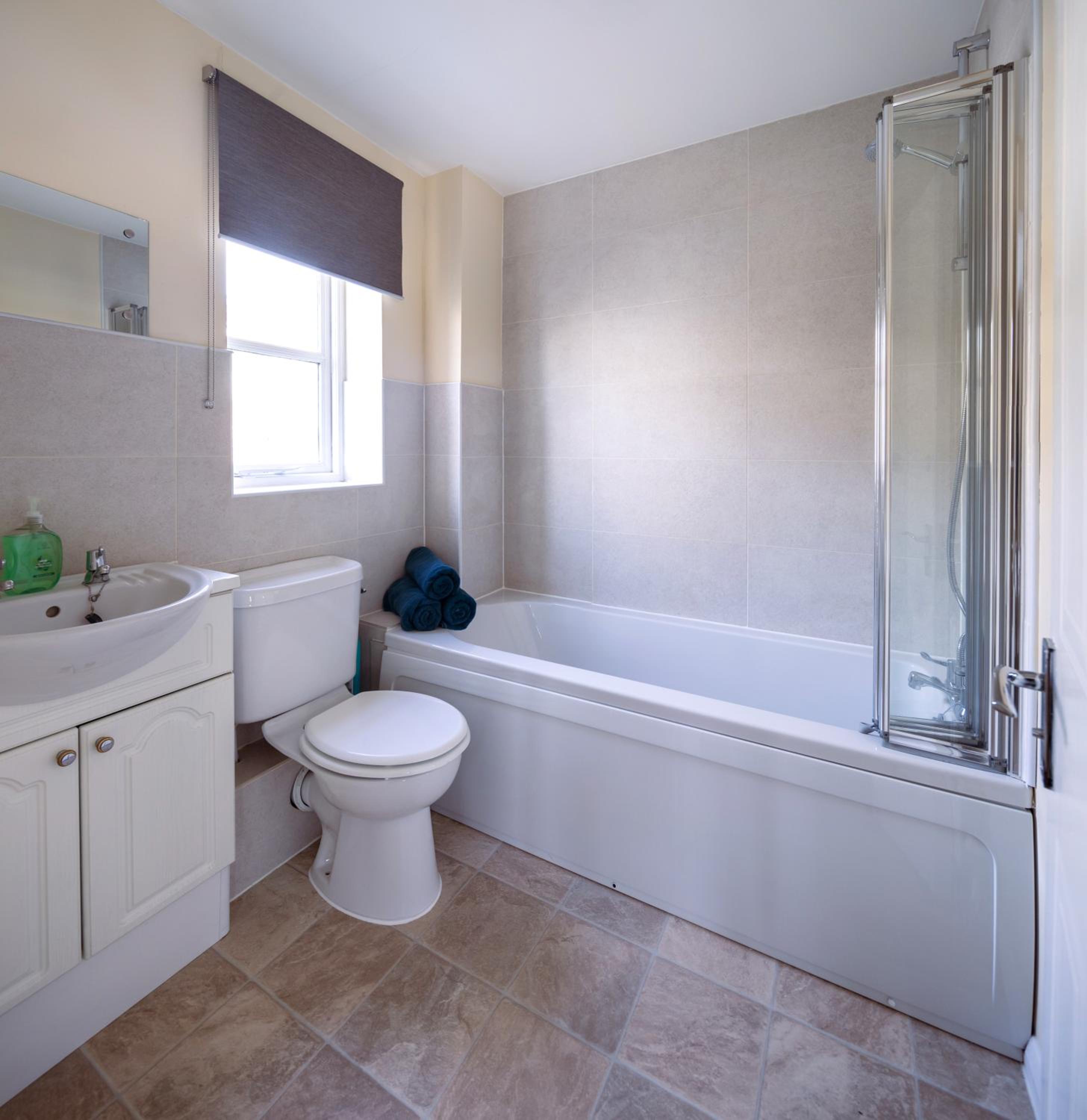 Guildford Vacations - Guildford Townhouse with Parking - Property Image 10