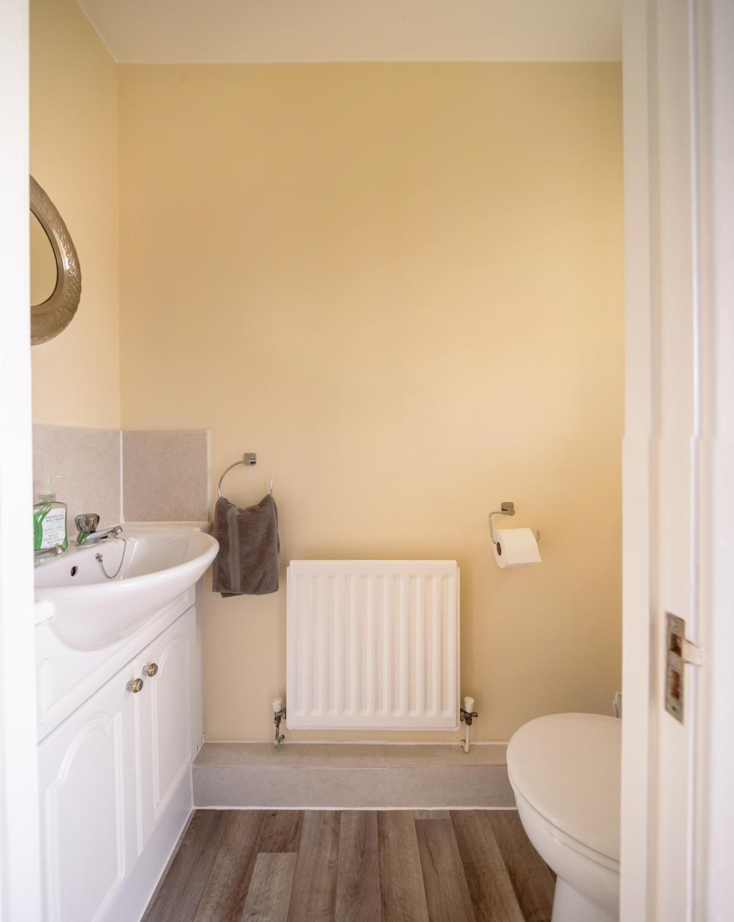 Guildford Vacations - Guildford Townhouse with Parking - Property Image 8