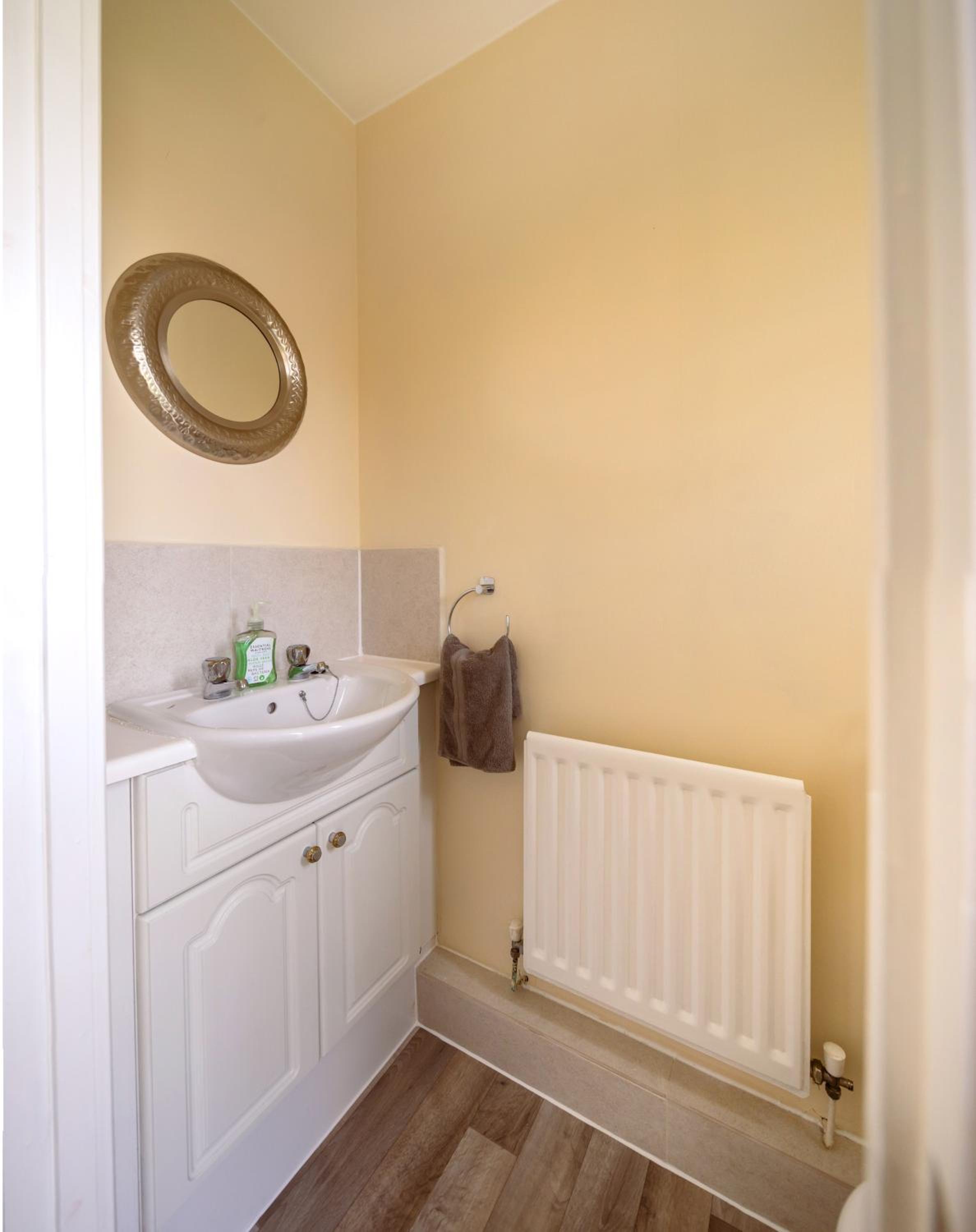 Guildford Vacations - Guildford Townhouse with Parking - Property Image 7