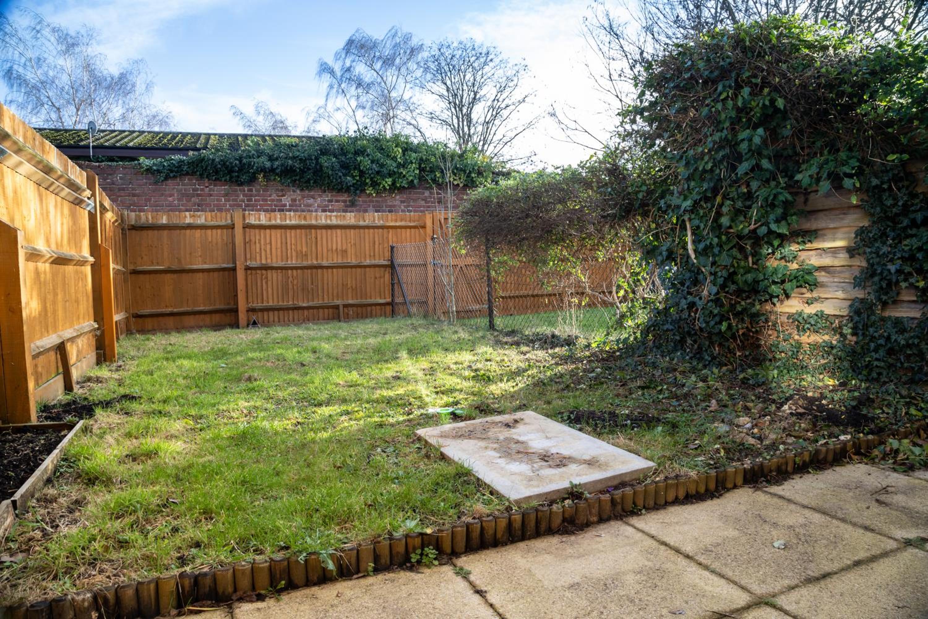 Guildford Vacations - Guildford Townhouse with Parking - Property Image 5