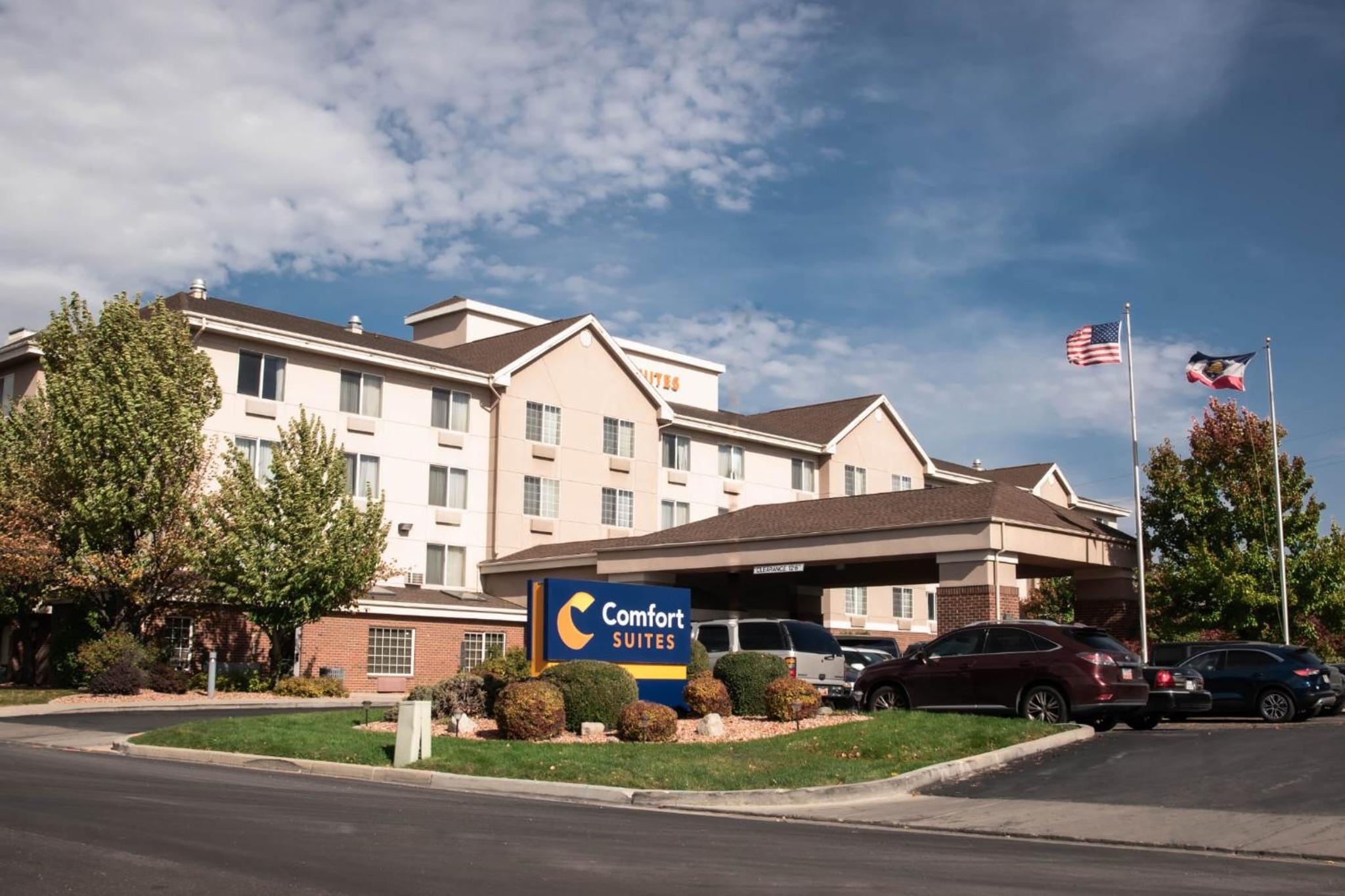 Hotel Comfort Suites Airport - Image 1