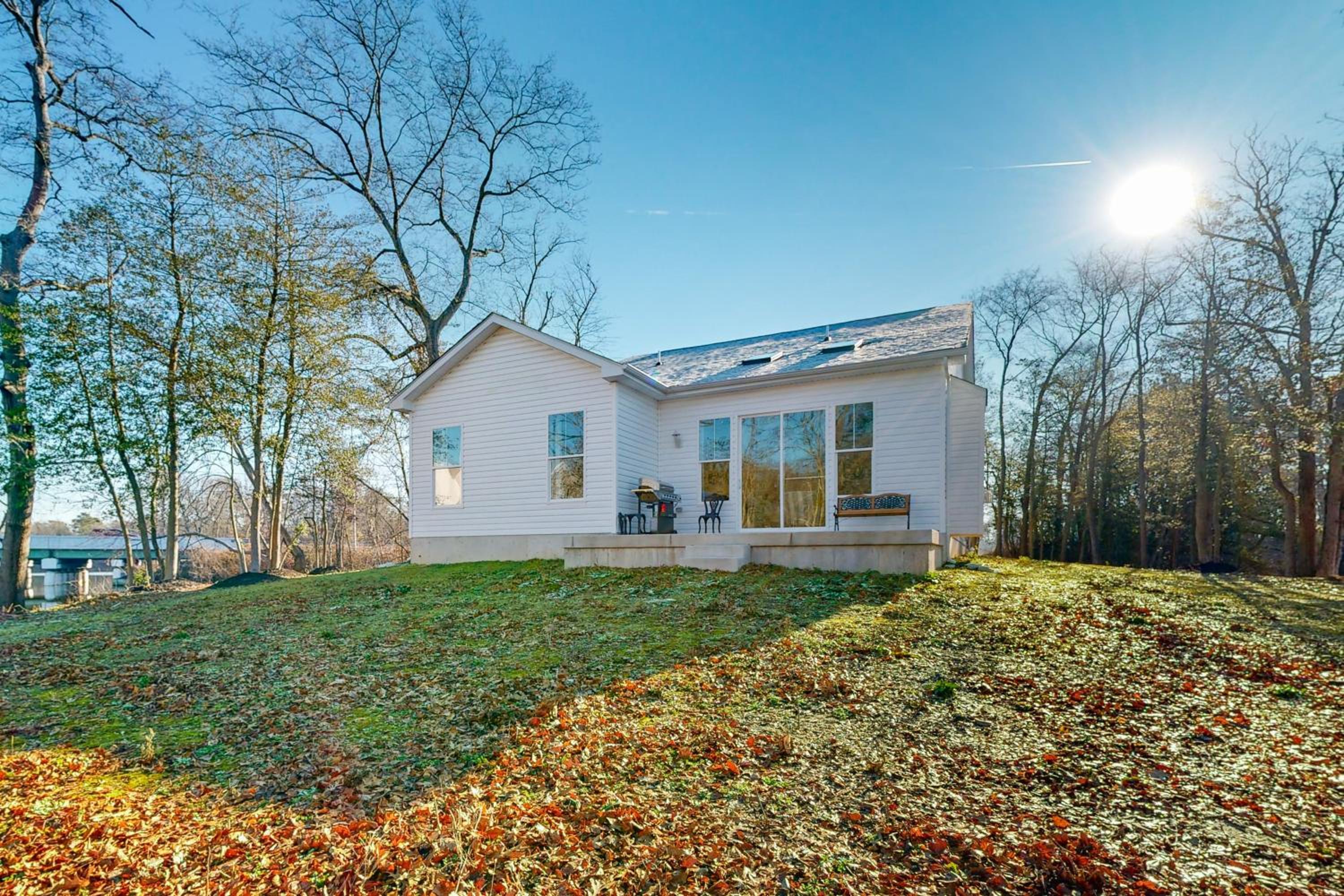 3BR Riverfront Home with kayaks and Game room