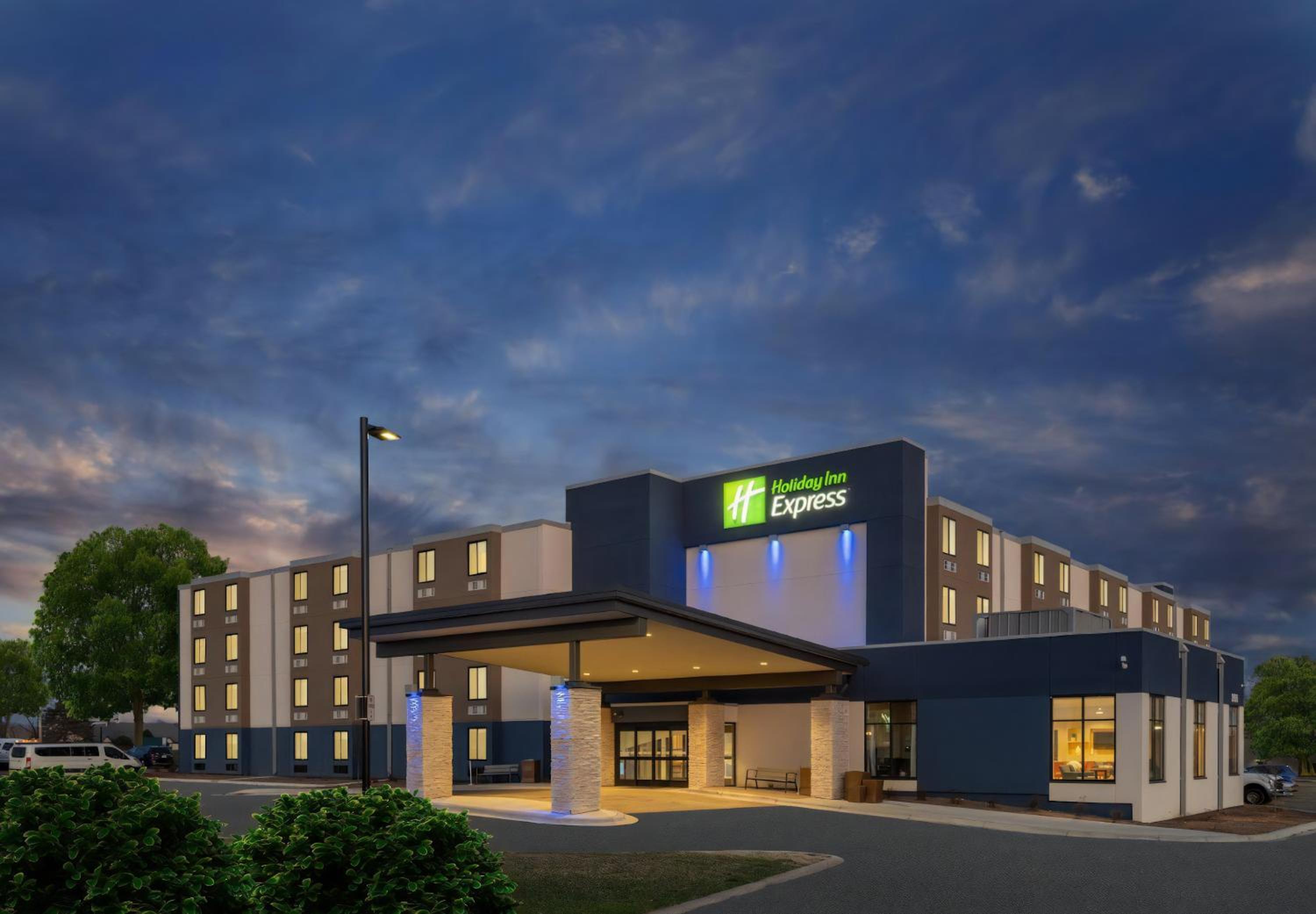 Minneapolis / St Paul Vacations - Holiday Inn Express - Minneapolis West - Plymouth, an IHG Hotel - Property Image 1