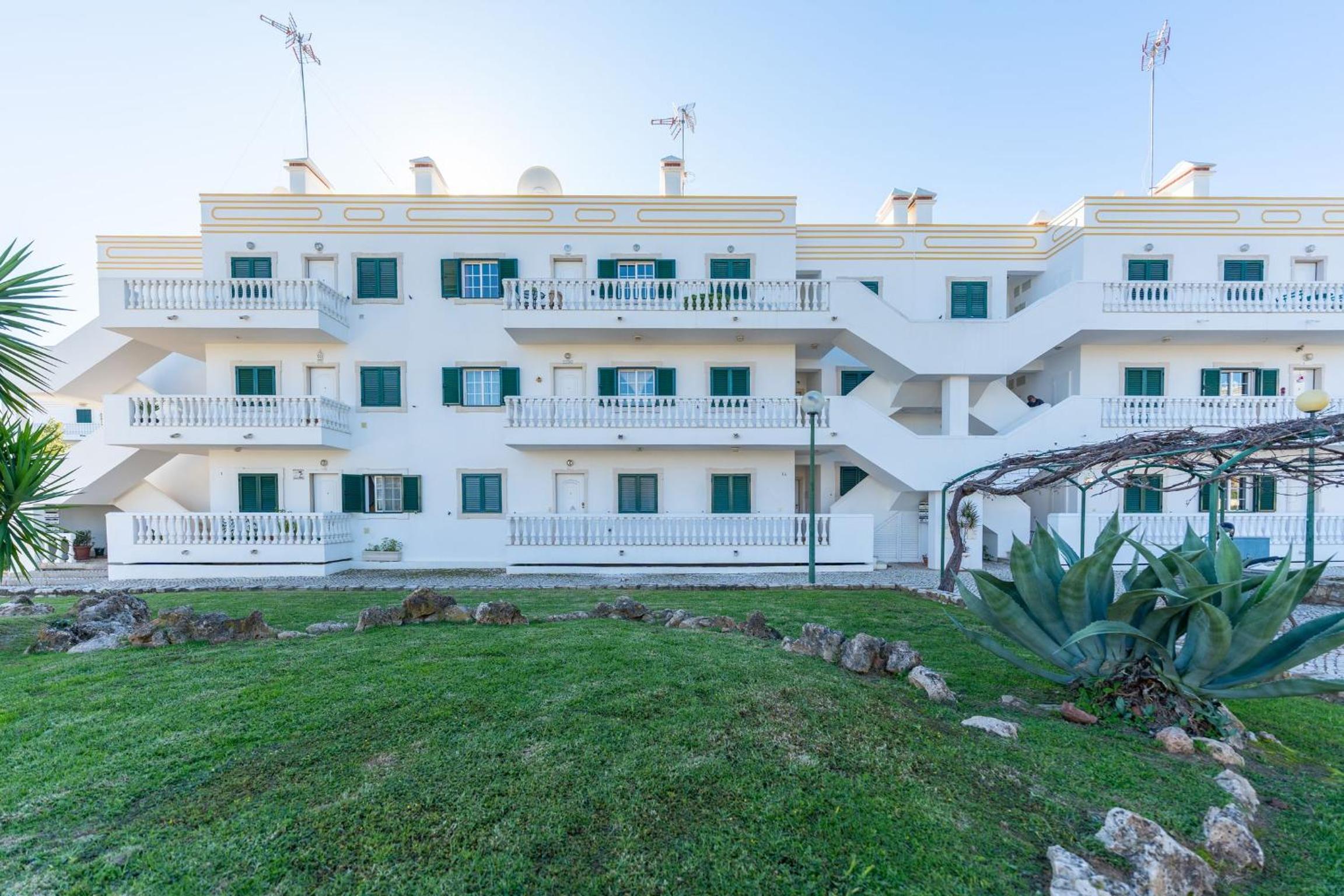 Bright & Cozy 1 BDR Flat W/ Balcony by LovelyStay view 2