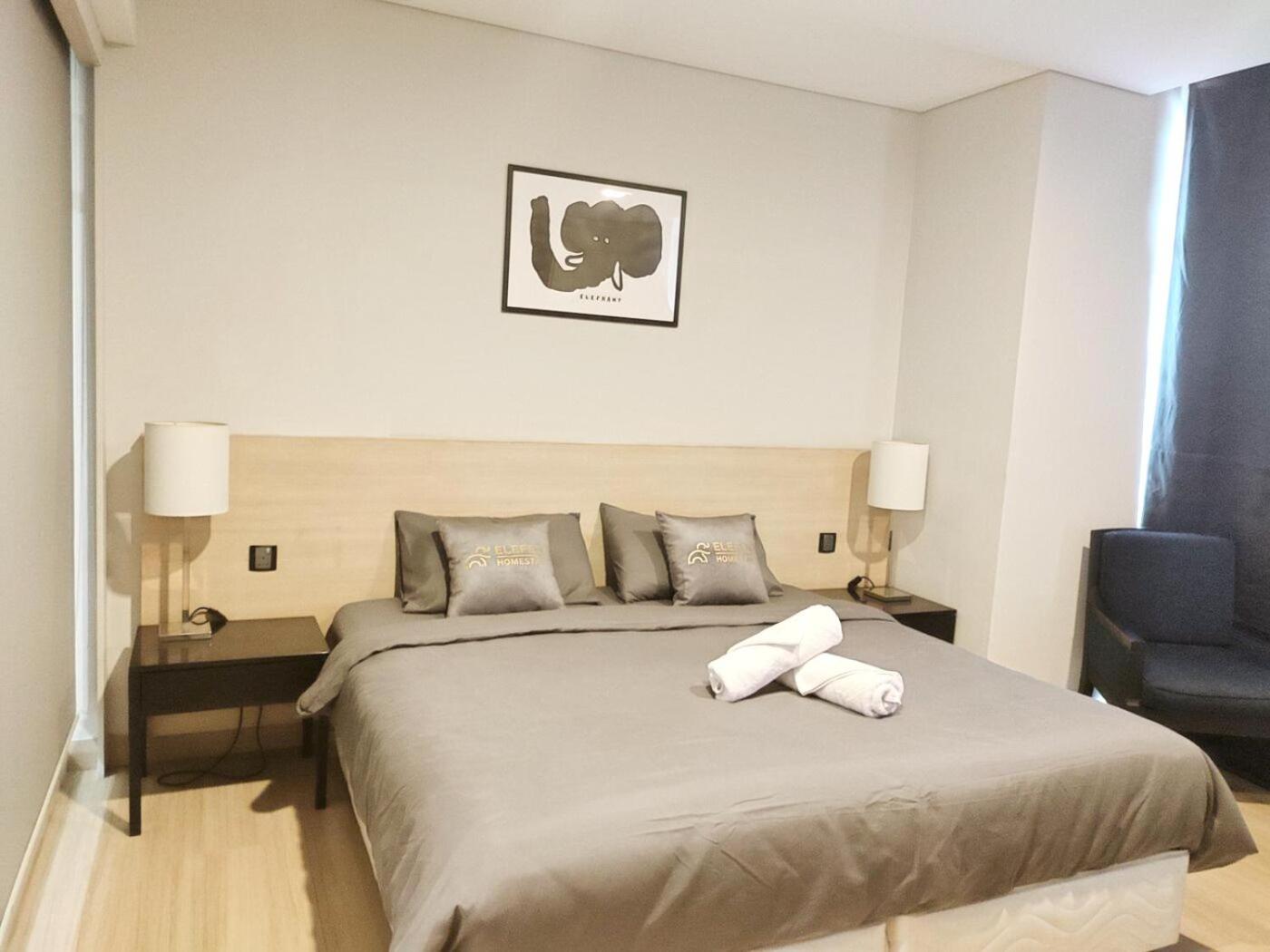 Cosy King with City view at The Straits 715 photo 1