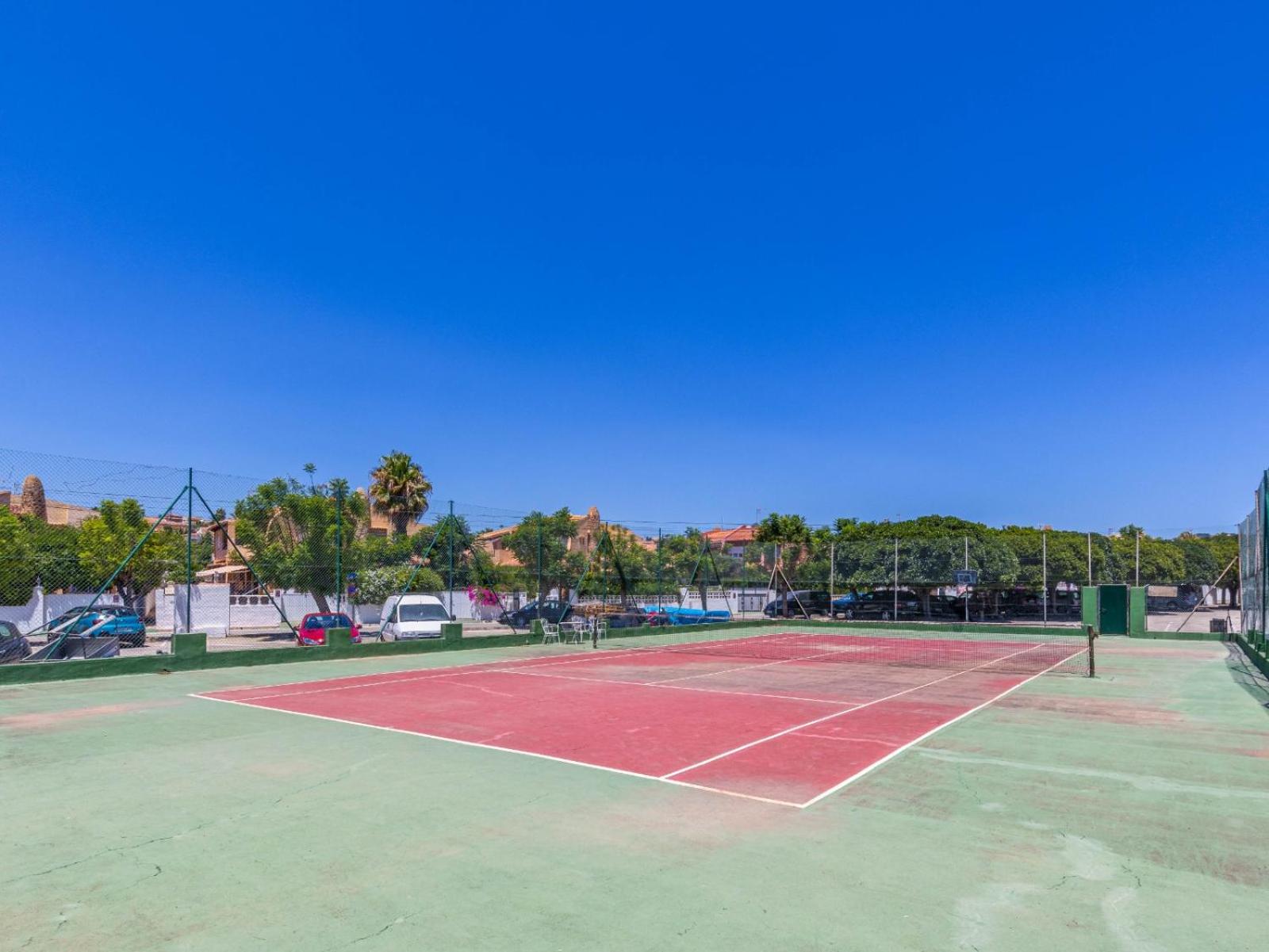 Paraíso Familiar en Marisol Park Bungalow con Piscina, Tenis y Parking