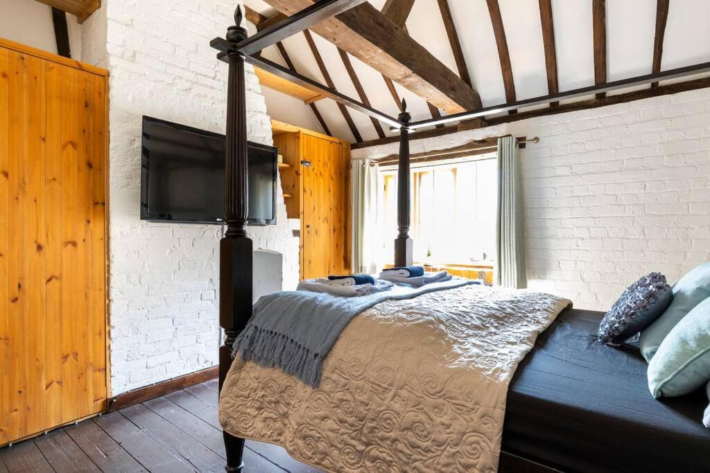 Beautiful 17th Century Cottage view 3