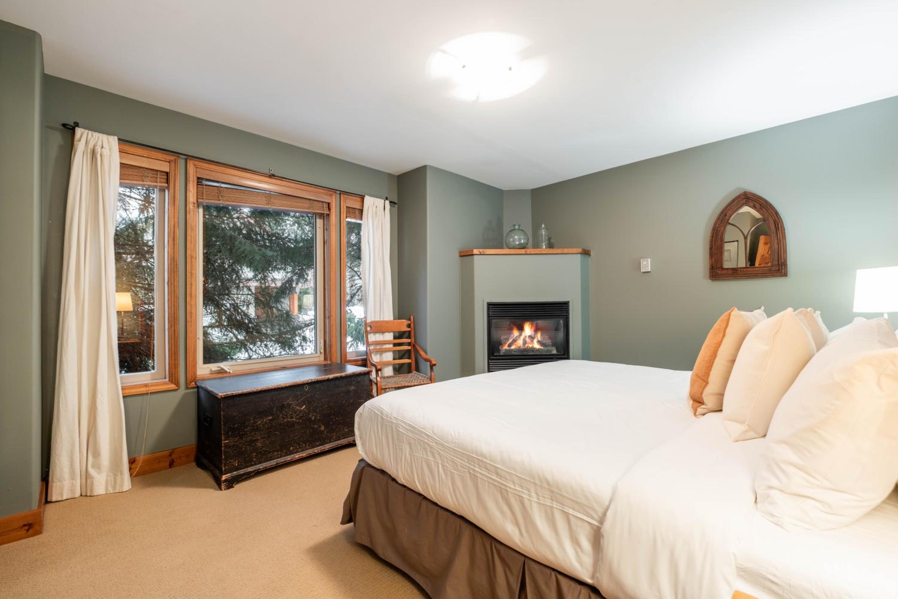 Spruce Grove Chalet by Outpost Whistler