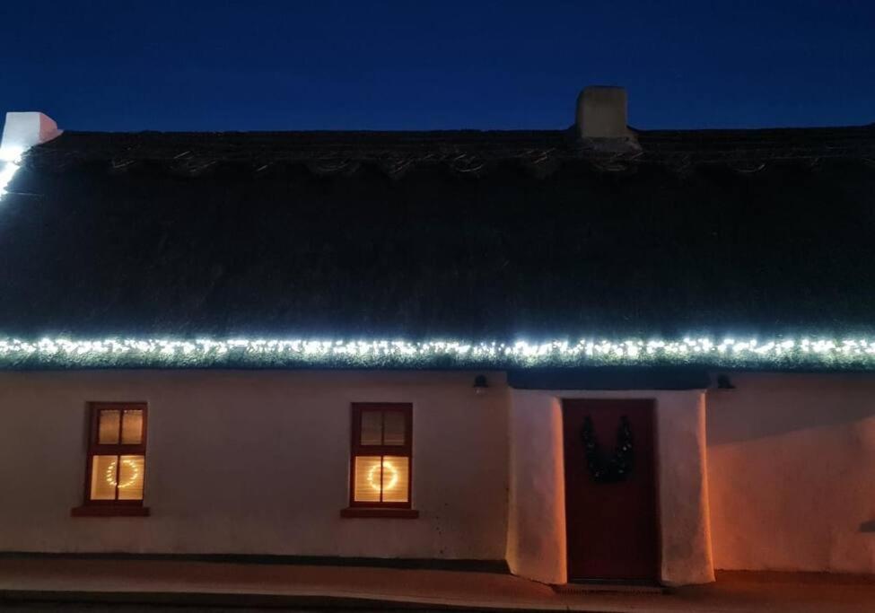 Luxury 300yr old Irish thatch cottage close to sea