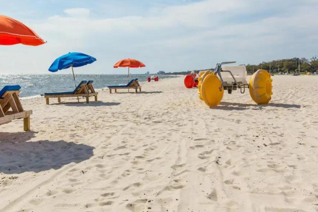 Seaside Beach Getaway Sleeps 6 view 4