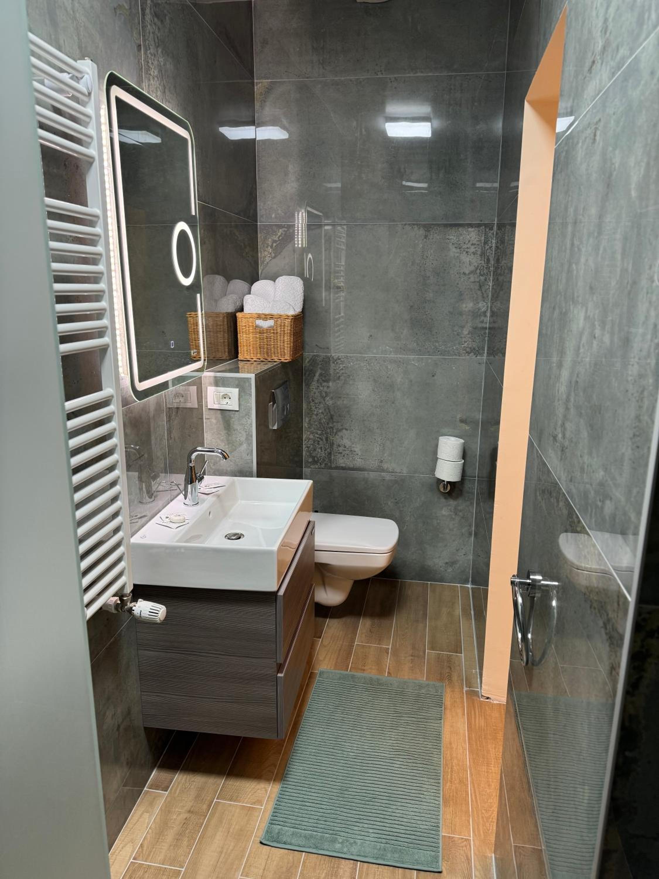 The Queen Bee - premium apartments view 3
