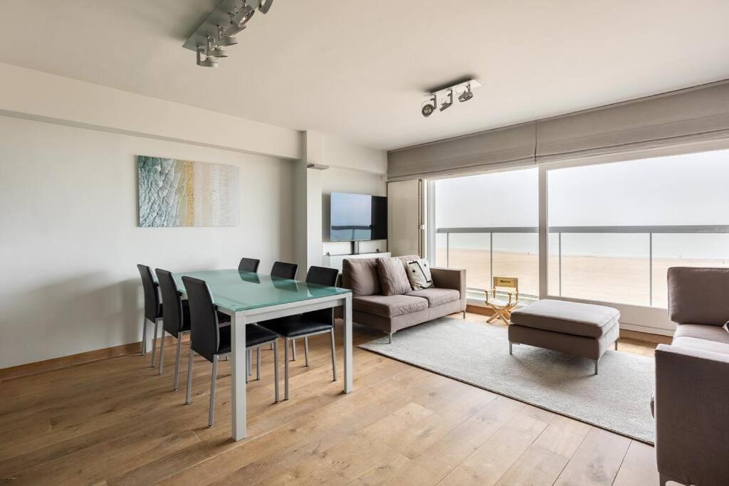 Seafront apartment Duinbergen