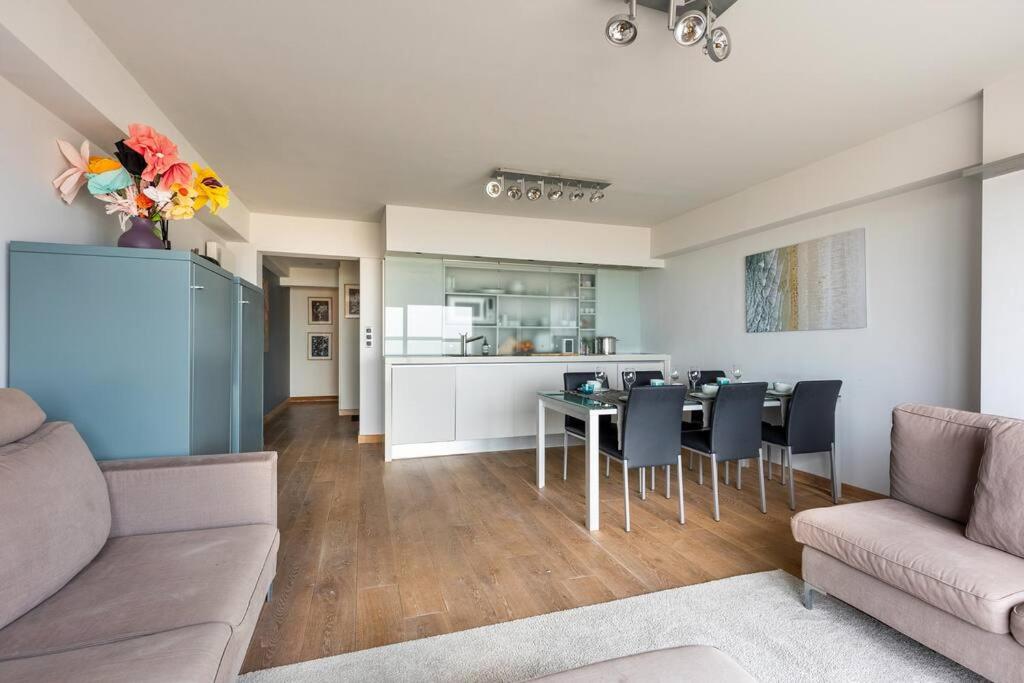 Seafront apartment Duinbergen