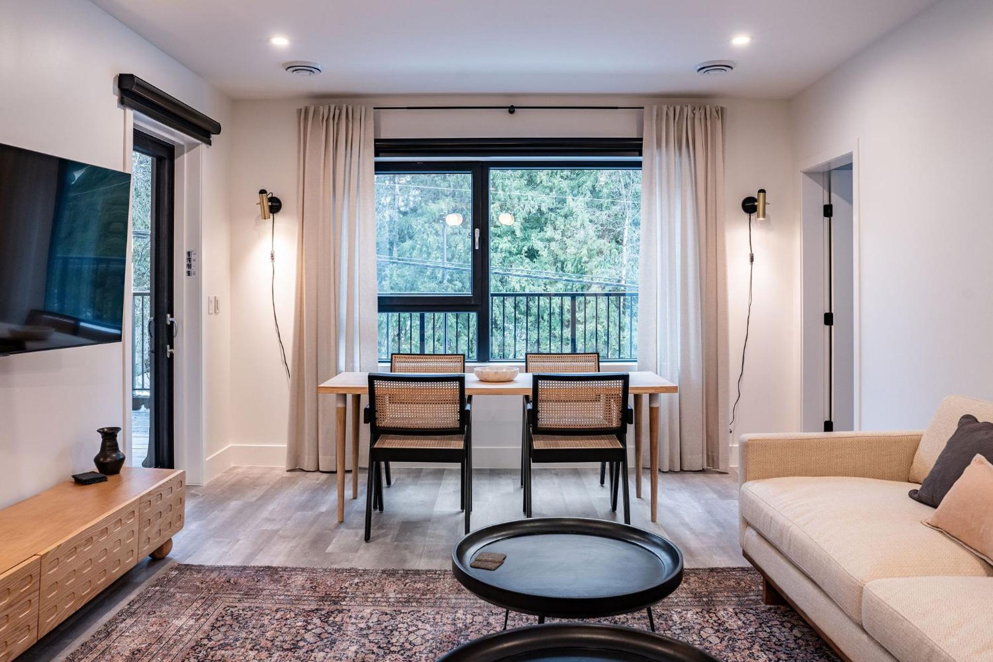 Snow & Swing Getaway - Three Bedrooms with Hot Tub (Stay Revy)
