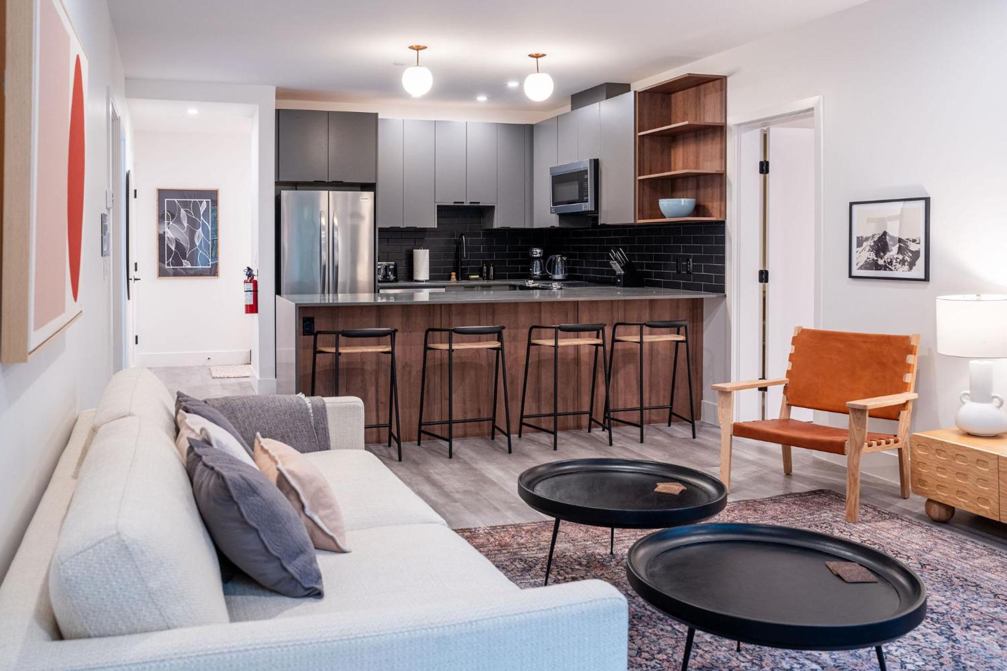 Snow & Swing Getaway - Three Bedrooms with Hot Tub (Stay Revy)
