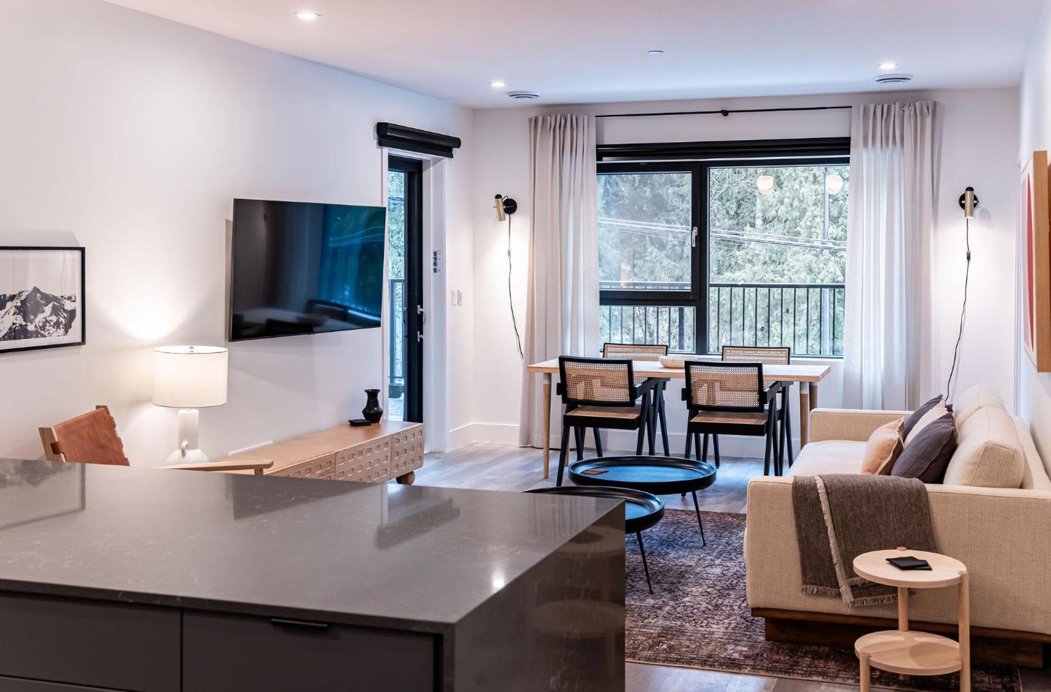 Snow & Swing Getaway - Three Bedrooms with Hot Tub (Stay Revy)